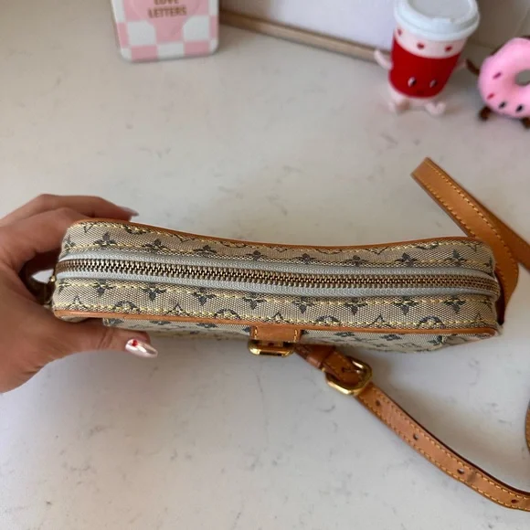 Authentic LV small crossbody! TH1020 - Picture 3 of 10